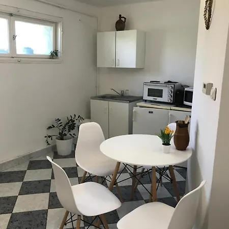 Dora Apartman شقة *